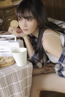 乌龟想进扇贝里吐口水